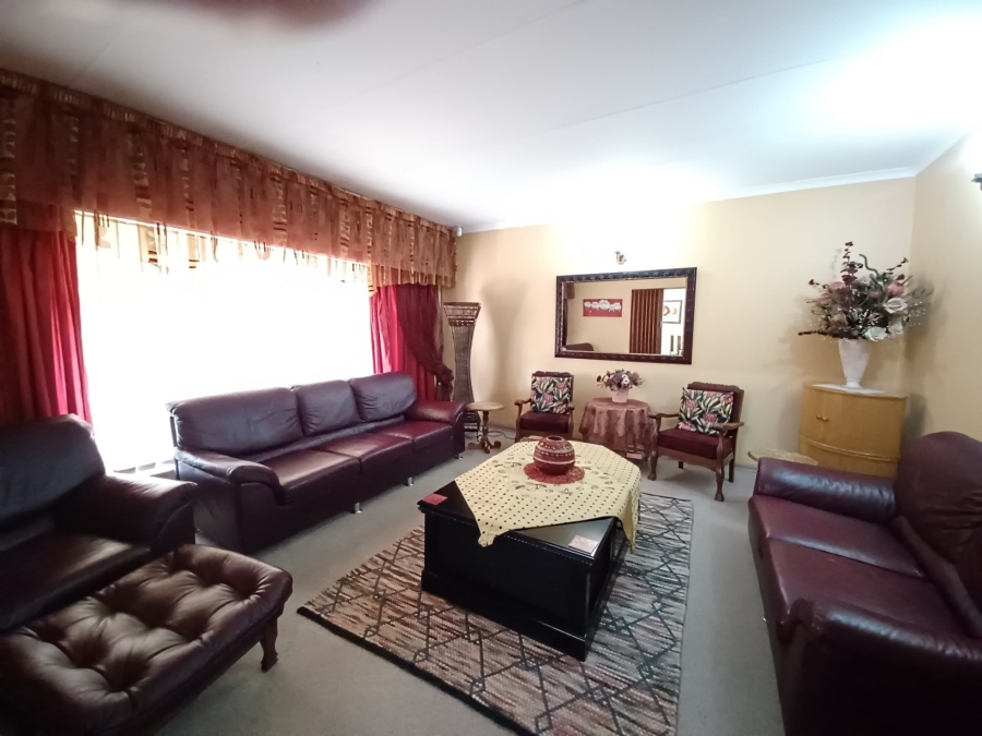 5 Bedroom Property for Sale in Flora Gardens Gauteng