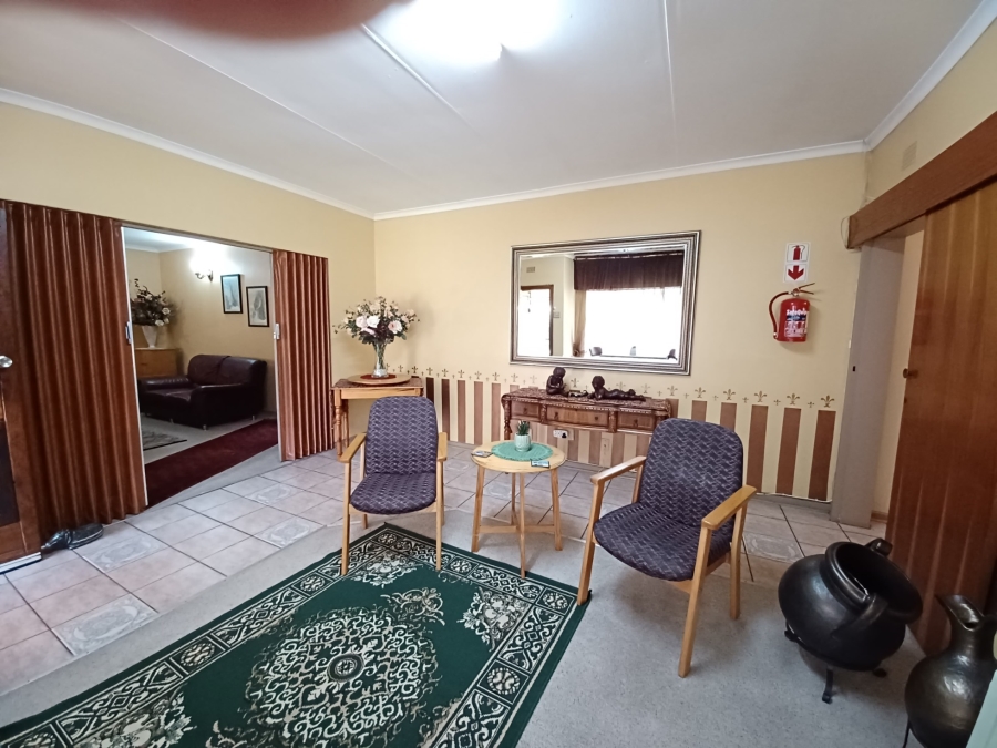 5 Bedroom Property for Sale in Flora Gardens Gauteng