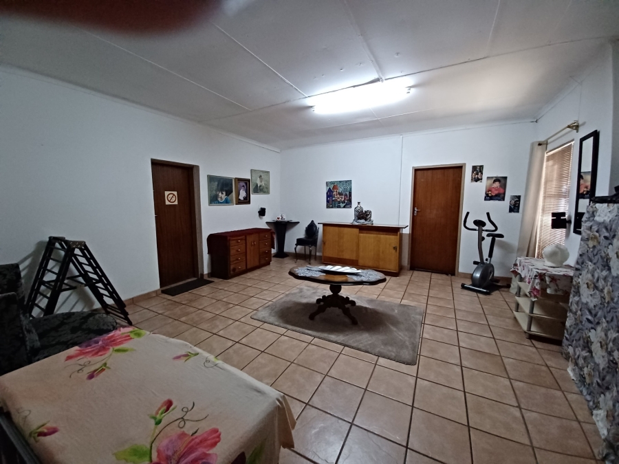 5 Bedroom Property for Sale in Flora Gardens Gauteng
