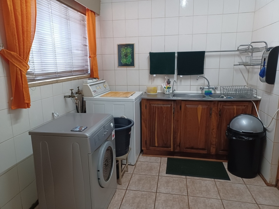 5 Bedroom Property for Sale in Flora Gardens Gauteng