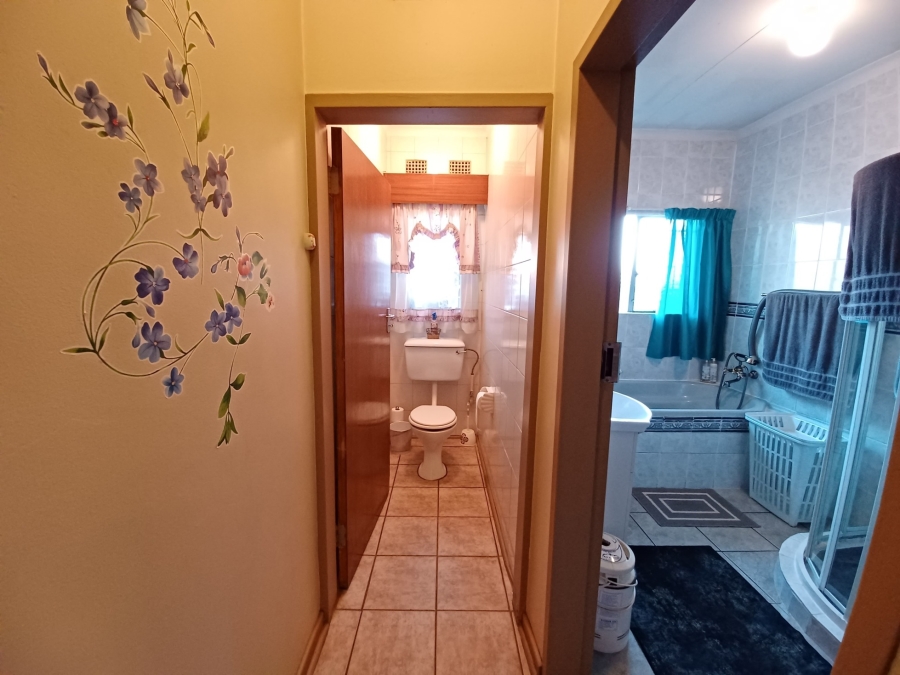 5 Bedroom Property for Sale in Flora Gardens Gauteng