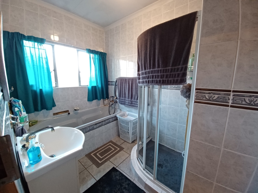 5 Bedroom Property for Sale in Flora Gardens Gauteng