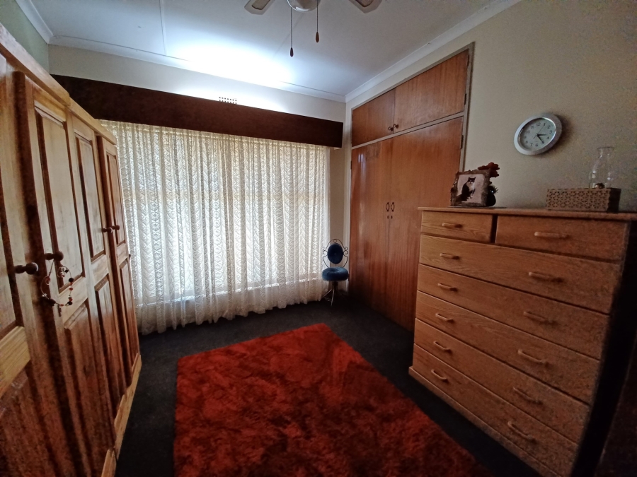 5 Bedroom Property for Sale in Flora Gardens Gauteng