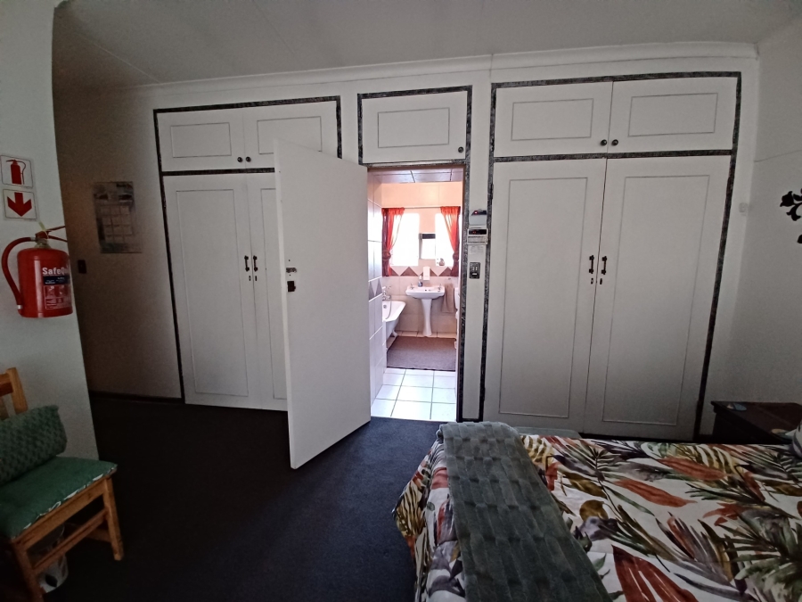 5 Bedroom Property for Sale in Flora Gardens Gauteng
