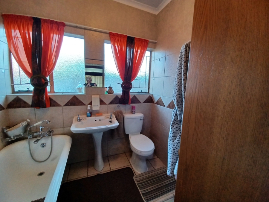 5 Bedroom Property for Sale in Flora Gardens Gauteng