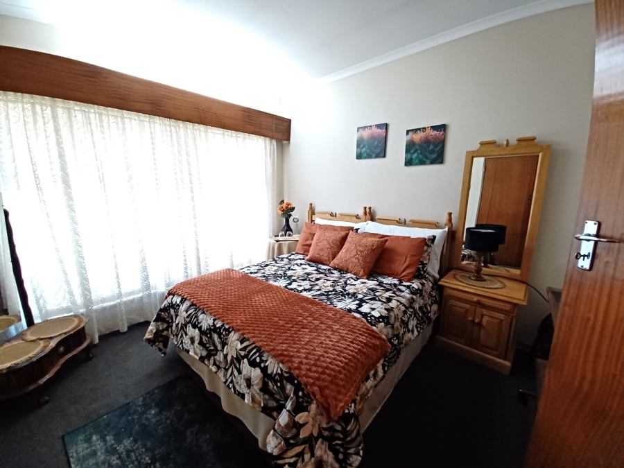 5 Bedroom Property for Sale in Flora Gardens Gauteng