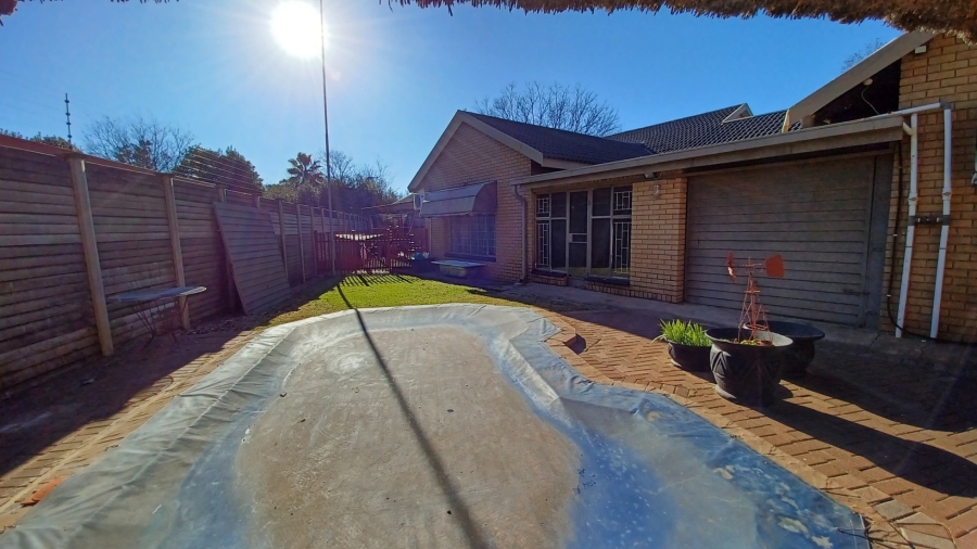 5 Bedroom Property for Sale in Flora Gardens Gauteng