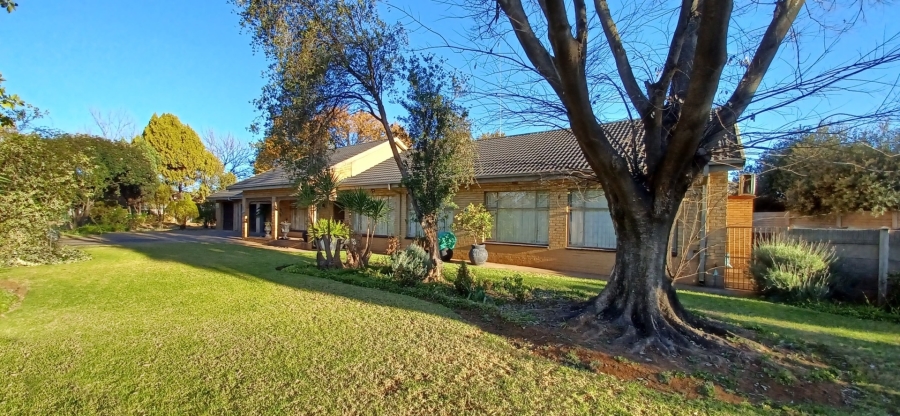 5 Bedroom Property for Sale in Flora Gardens Gauteng