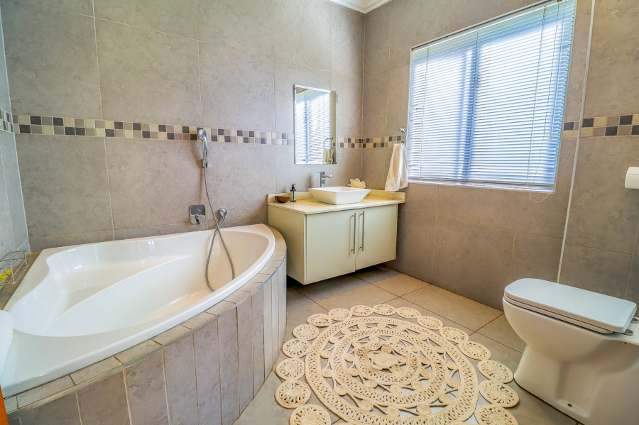 5 Bedroom Property for Sale in Midstream Hill Gauteng