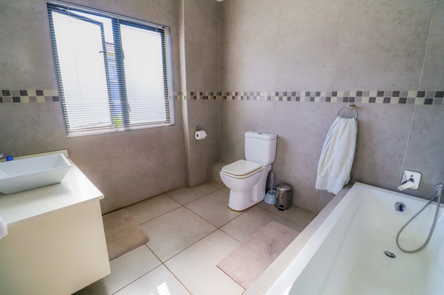 5 Bedroom Property for Sale in Midstream Hill Gauteng