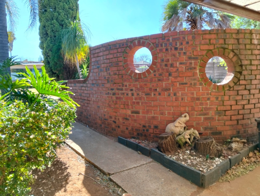 4 Bedroom Property for Sale in Vogelstruisbult Gauteng