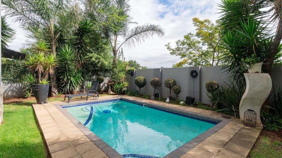 5 Bedroom Property for Sale in Glen Eagle Estate Gauteng