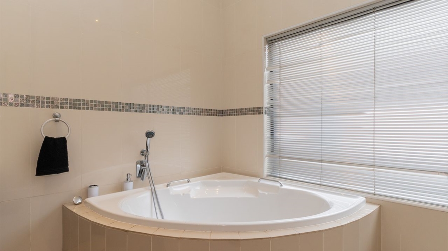 5 Bedroom Property for Sale in Glen Eagle Estate Gauteng