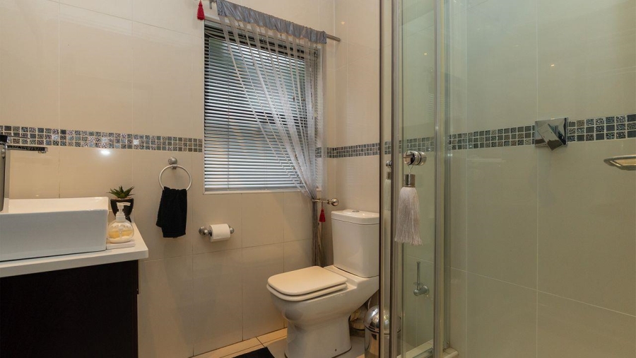 5 Bedroom Property for Sale in Glen Eagle Estate Gauteng