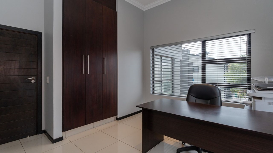 5 Bedroom Property for Sale in Glen Eagle Estate Gauteng