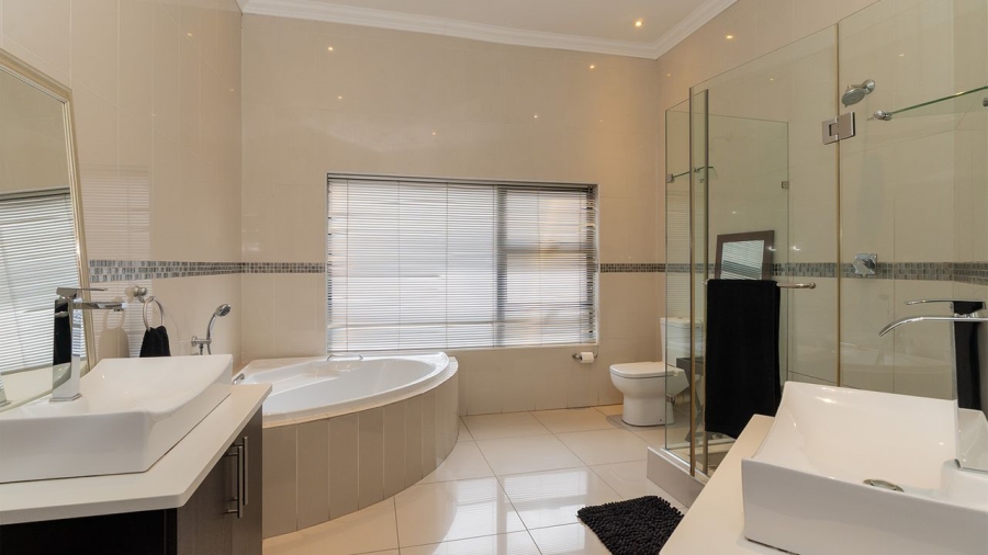 5 Bedroom Property for Sale in Glen Eagle Estate Gauteng