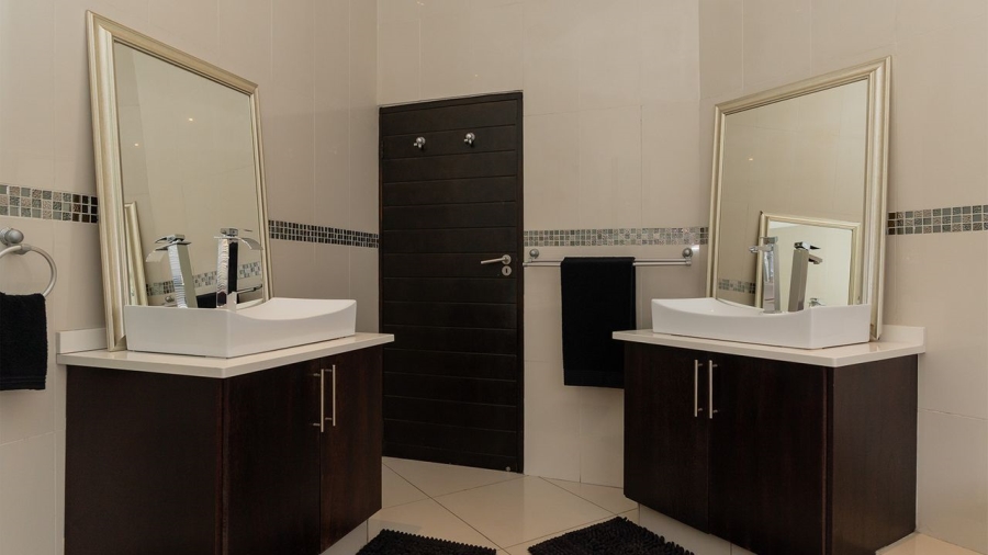 5 Bedroom Property for Sale in Glen Eagle Estate Gauteng