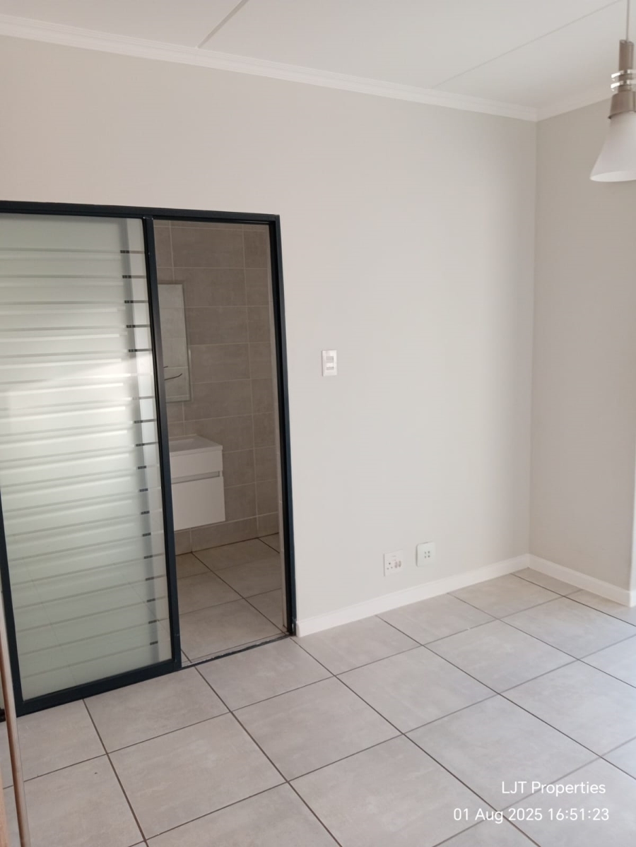 To Let 2 Bedroom Property for Rent in Crowthorne AH Gauteng