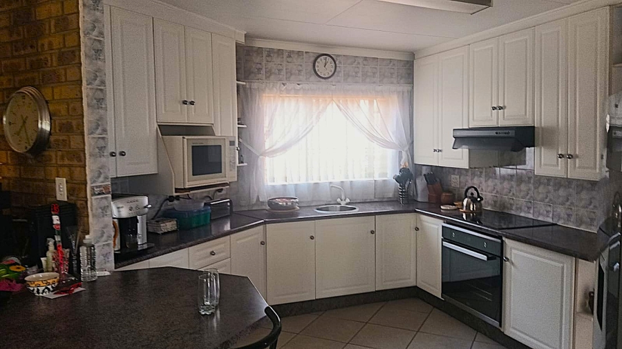 4 Bedroom Property for Sale in Edleen Gauteng