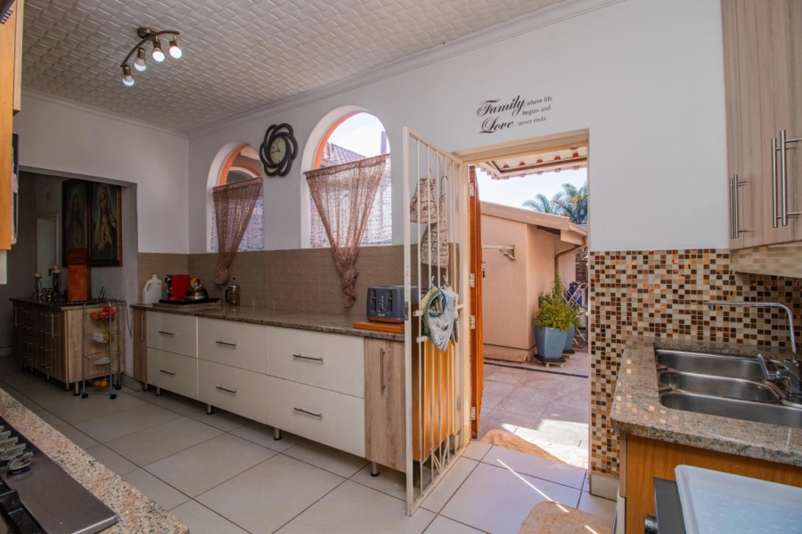 4 Bedroom Property for Sale in Glen Marais Gauteng