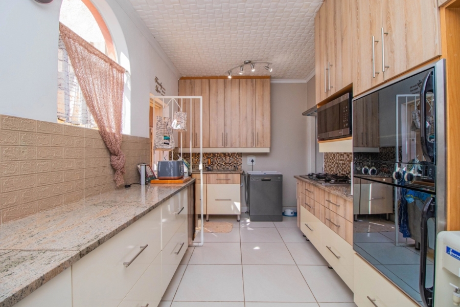 4 Bedroom Property for Sale in Glen Marais Gauteng