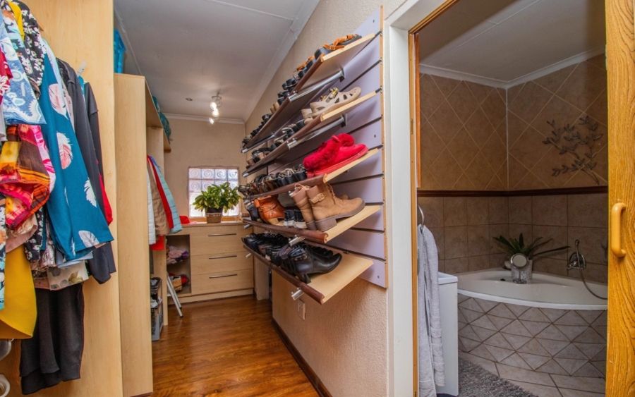 4 Bedroom Property for Sale in Glen Marais Gauteng