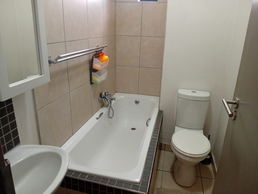 To Let 2 Bedroom Property for Rent in Die Hoewes Gauteng