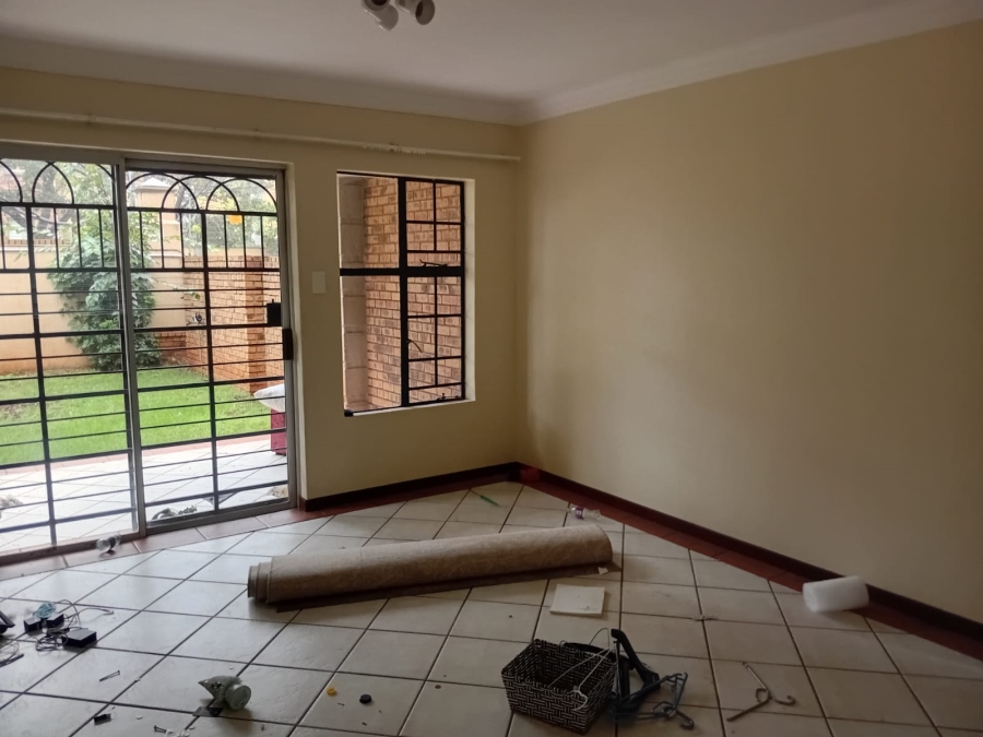 To Let 2 Bedroom Property for Rent in Die Hoewes Gauteng