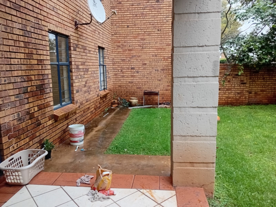 To Let 2 Bedroom Property for Rent in Die Hoewes Gauteng