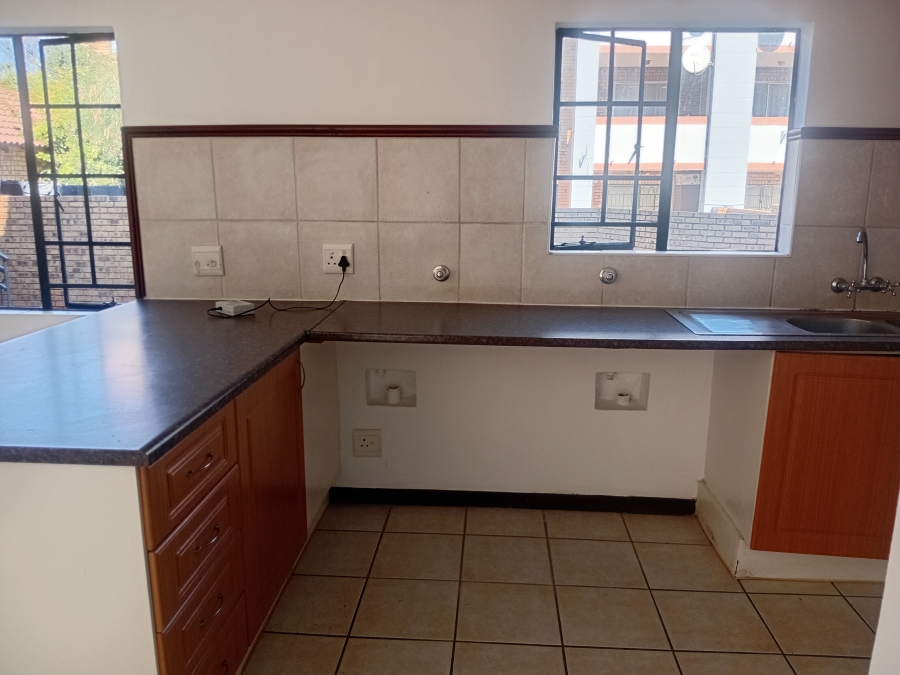 To Let 2 Bedroom Property for Rent in Die Hoewes Gauteng
