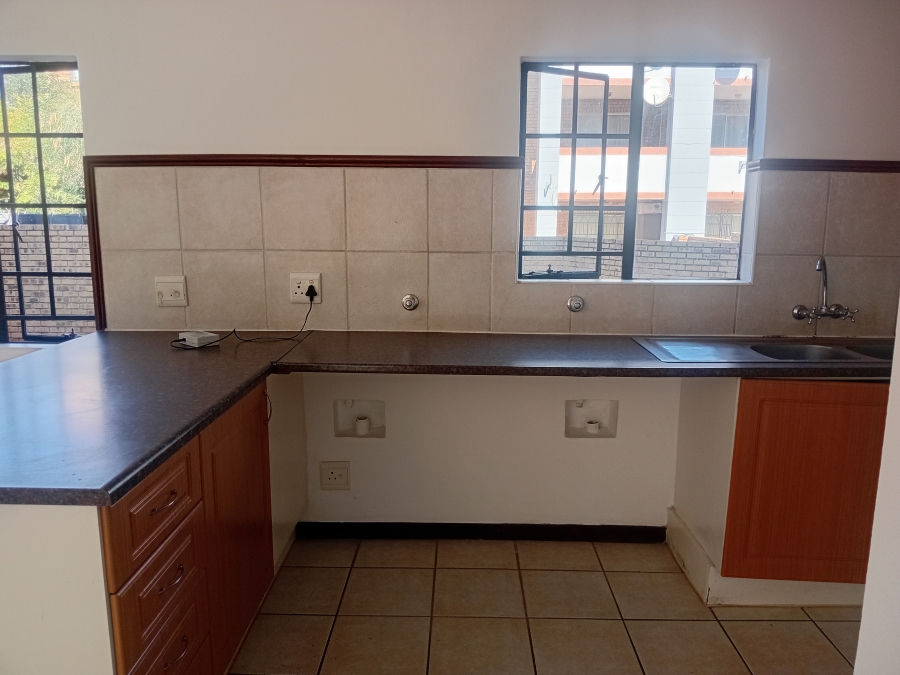 To Let 2 Bedroom Property for Rent in Die Hoewes Gauteng
