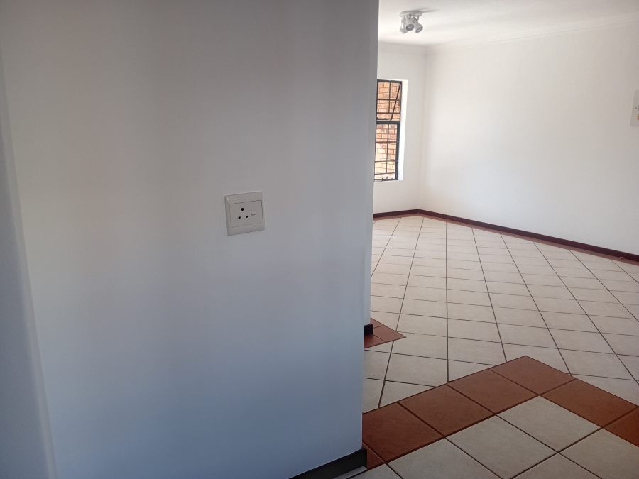 To Let 2 Bedroom Property for Rent in Die Hoewes Gauteng