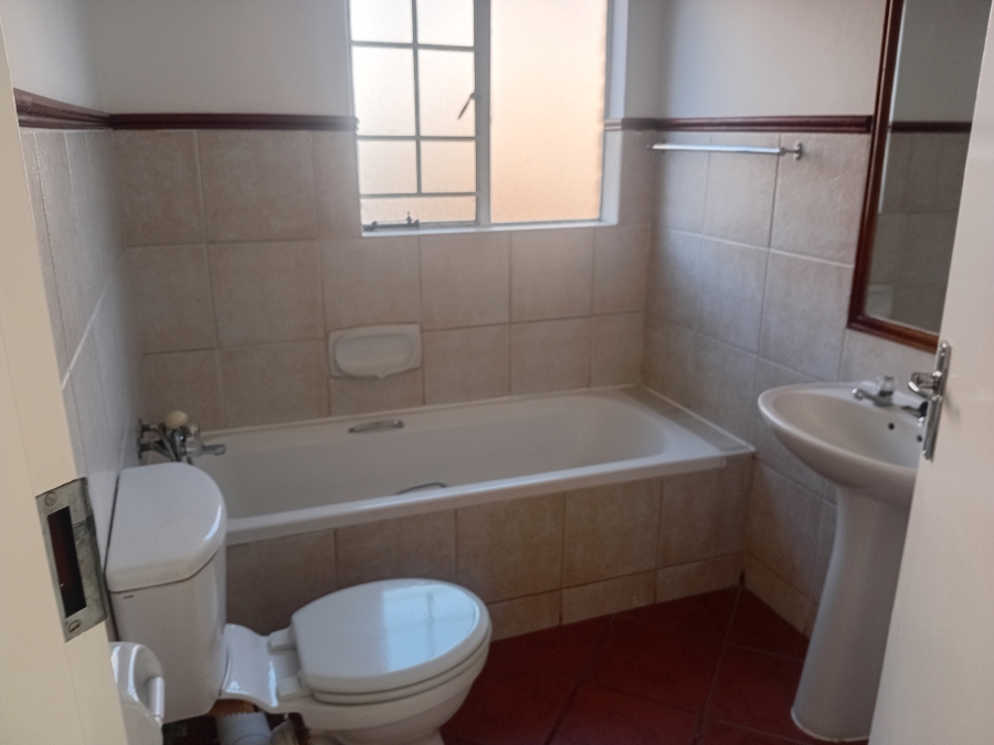 To Let 2 Bedroom Property for Rent in Die Hoewes Gauteng