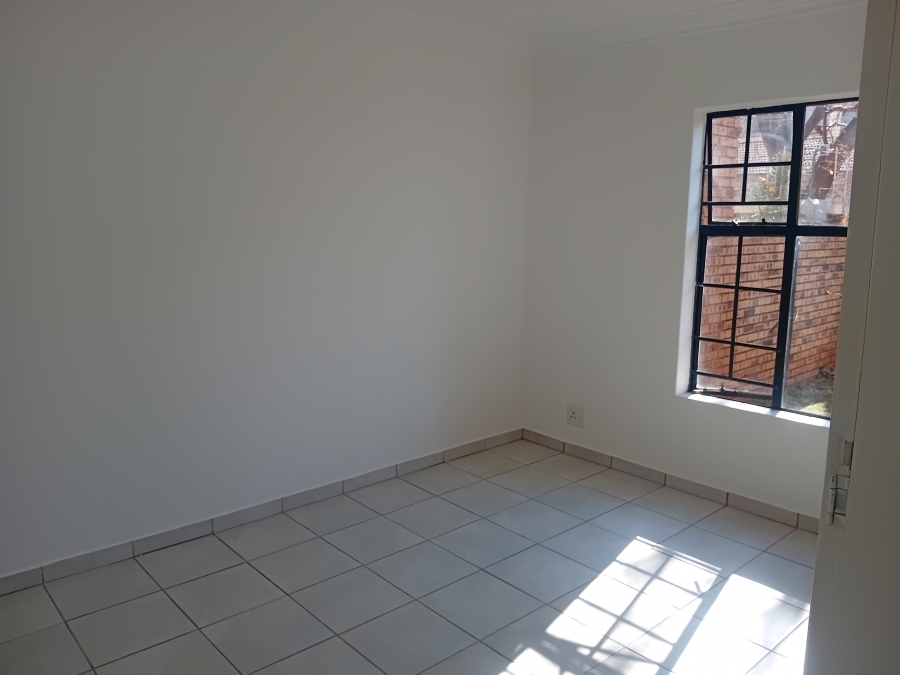 To Let 2 Bedroom Property for Rent in Die Hoewes Gauteng