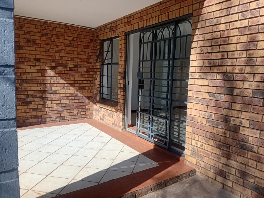 To Let 2 Bedroom Property for Rent in Die Hoewes Gauteng