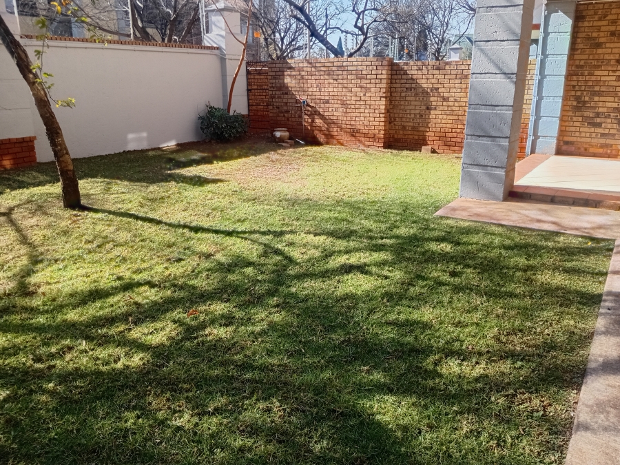 To Let 2 Bedroom Property for Rent in Die Hoewes Gauteng