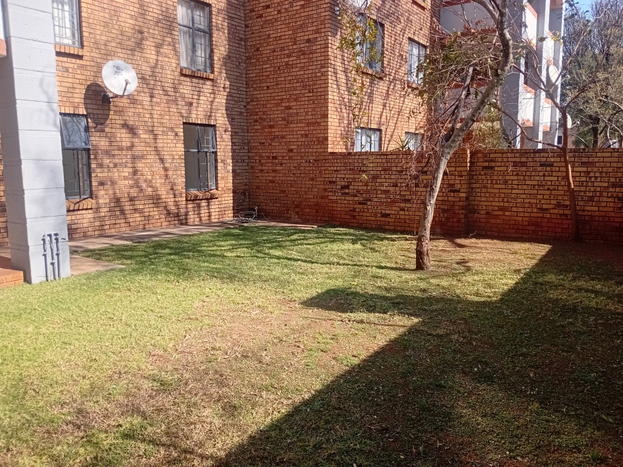 To Let 2 Bedroom Property for Rent in Die Hoewes Gauteng