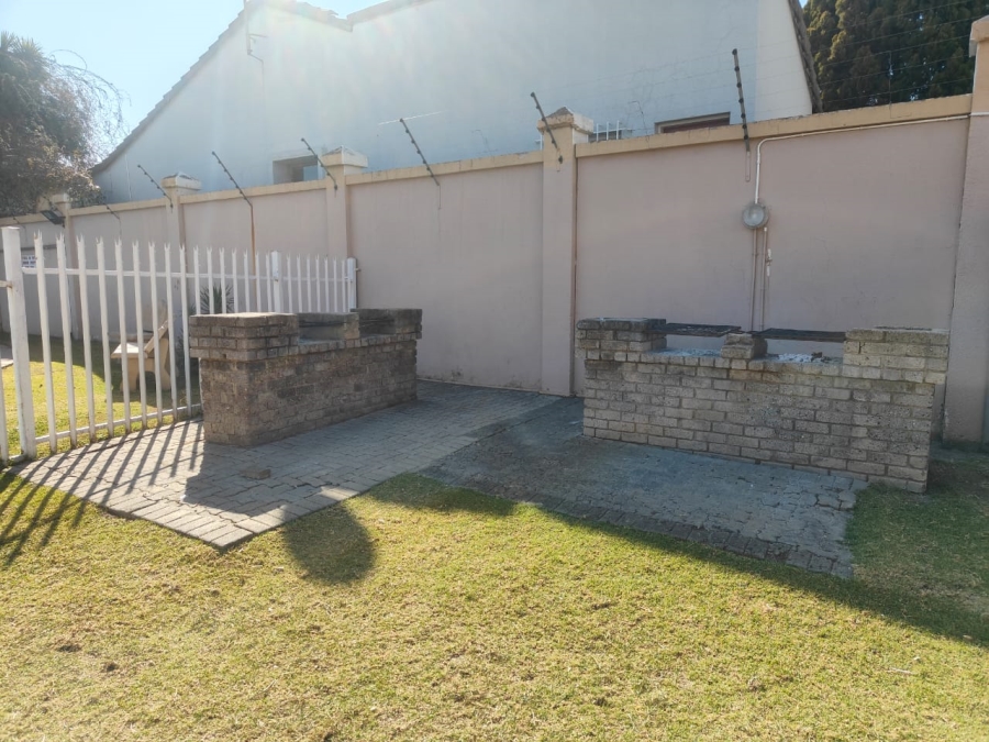 To Let 2 Bedroom Property for Rent in Three Rivers Proper Gauteng