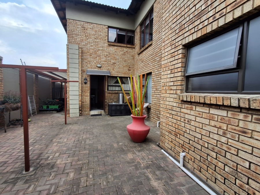 3 Bedroom Property for Sale in Sonneveld Gauteng