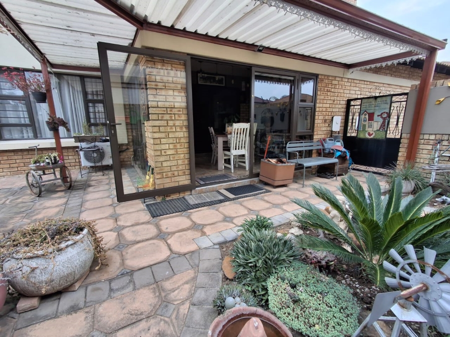 3 Bedroom Property for Sale in Sonneveld Gauteng