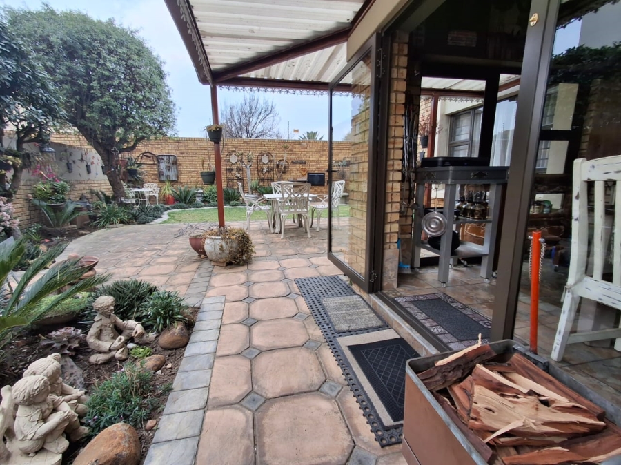 3 Bedroom Property for Sale in Sonneveld Gauteng