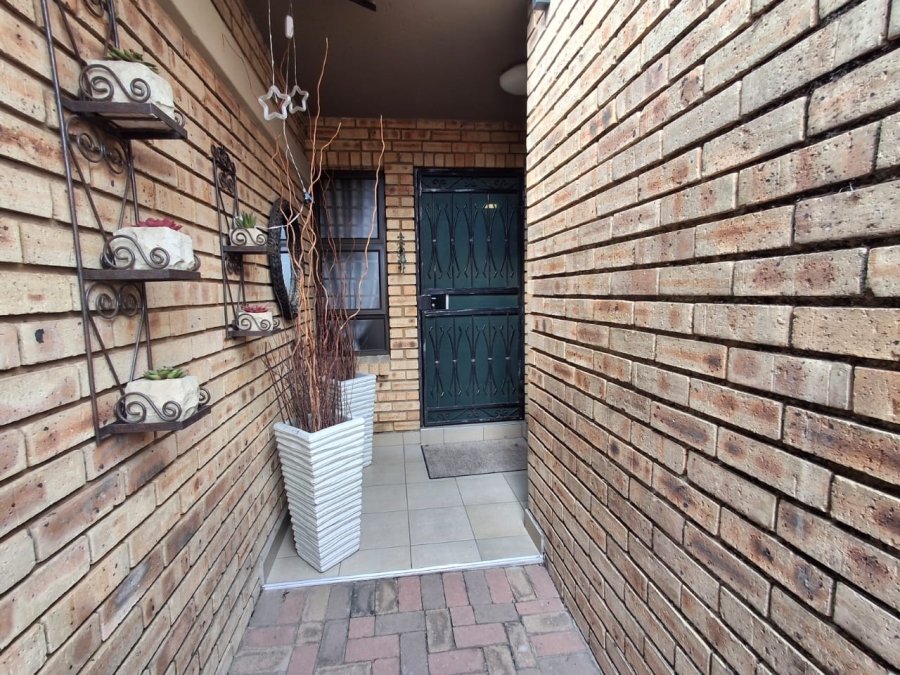 3 Bedroom Property for Sale in Sonneveld Gauteng
