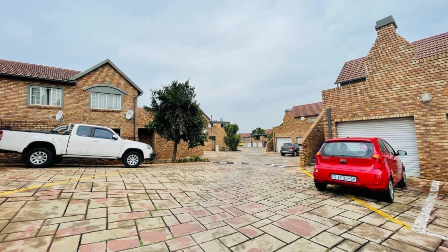To Let 2 Bedroom Property for Rent in Die Hoewes Gauteng
