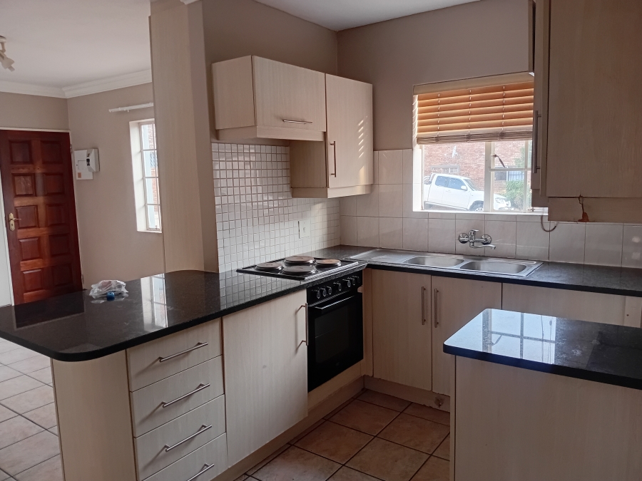 To Let 2 Bedroom Property for Rent in Die Hoewes Gauteng
