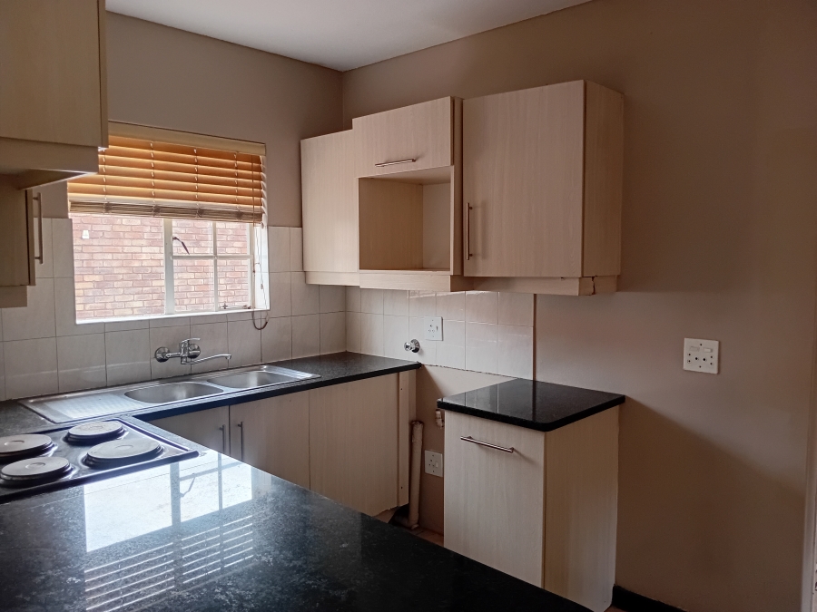 To Let 2 Bedroom Property for Rent in Die Hoewes Gauteng