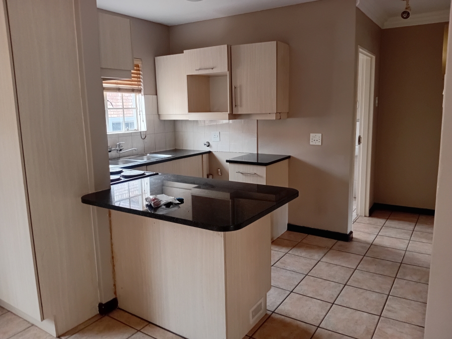 To Let 2 Bedroom Property for Rent in Die Hoewes Gauteng