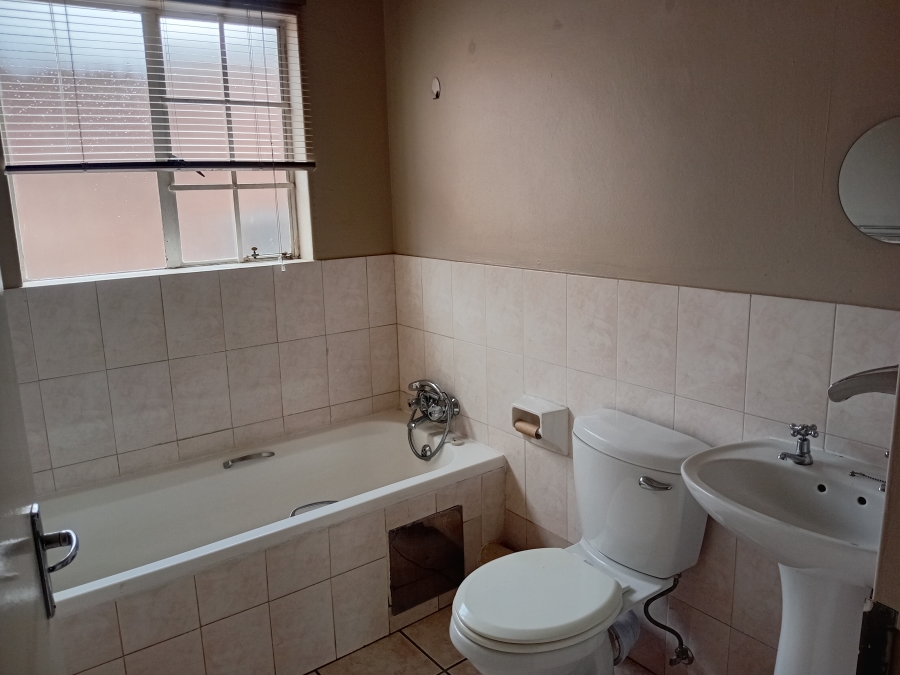 To Let 2 Bedroom Property for Rent in Die Hoewes Gauteng