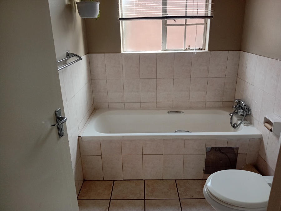 To Let 2 Bedroom Property for Rent in Die Hoewes Gauteng