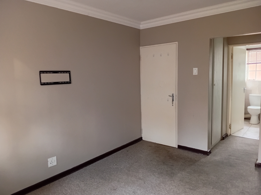 To Let 2 Bedroom Property for Rent in Die Hoewes Gauteng
