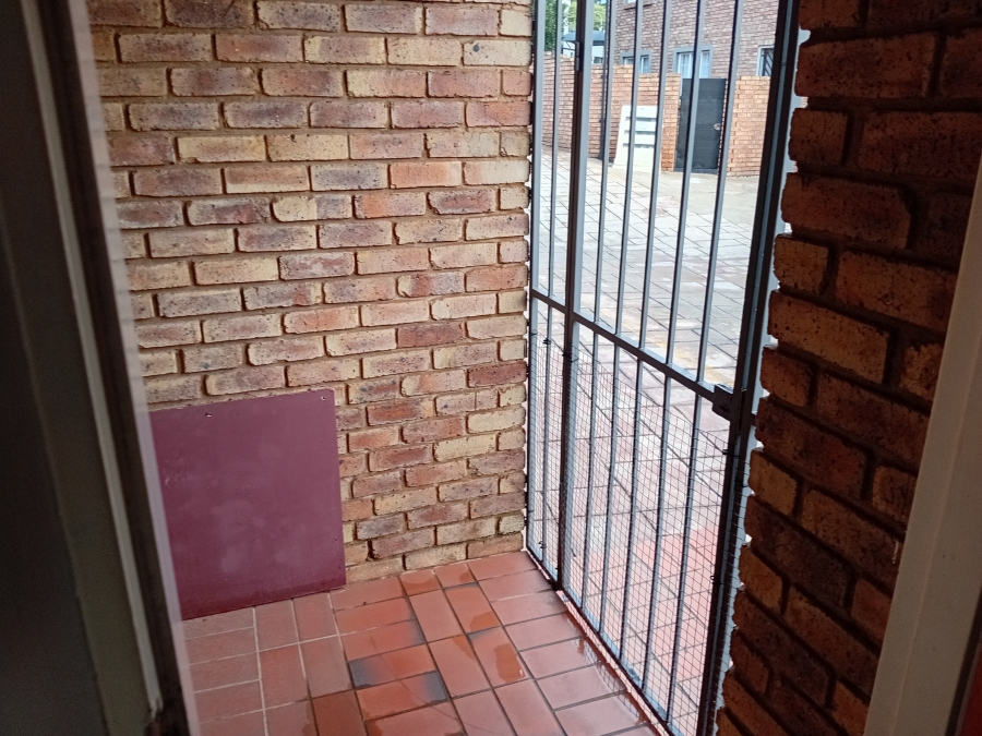 To Let 2 Bedroom Property for Rent in Die Hoewes Gauteng